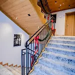 Pod Tatrzanskim Niebem Zakopane